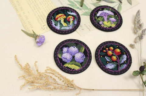Išsiuvinėtos apvalios sagos, juodu pagrindu su violetiniais ir spalvotais gėlių raštais, komplekte 4 skirtingi variantai