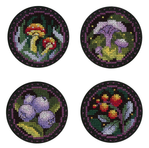Siuvinėti lopai – keturi apvalūs juodi lopai (~5 cm) su miško motyvais: raudoni ir violetiniai grybai, mėlynės, raudonos uogos