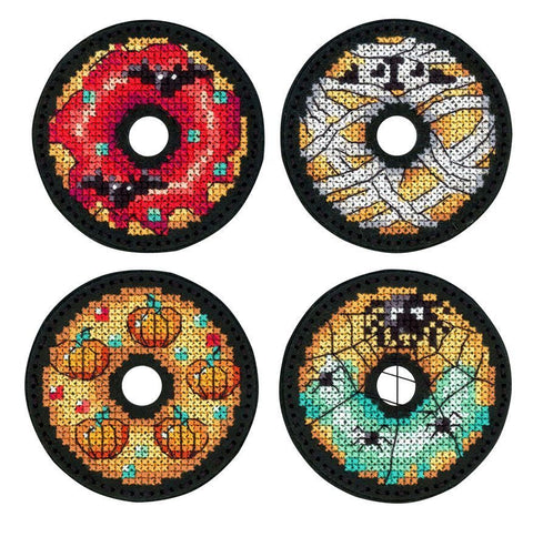 Siuvinėjimo kryželiu rinkinys „Helovino spurgos“ 6×6 cm: ženkliukai, magnetai