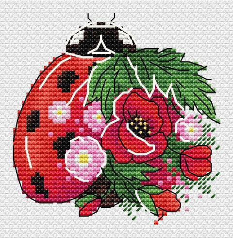 Kryželių siuvinėjimo rinkinys – raudona boružė su raudonomis aguonomis ir žaliosiomis lapelėmis, 20×20 cm motyvas