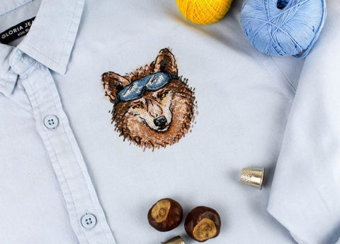 Marškiniai Gloria Jeans šviesiai mėlyni, slim fit, artimas siuvinėtos vilko galvos aplikacijos detalėms