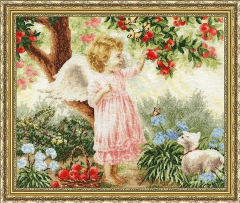 siuvinėjimo rinkinys su ornamentuotu auksiniu rėmu, rožine mergaite-angelu renkančia raudonus obuolius ir ėriuku