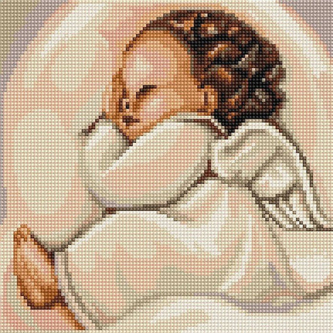 kryželiu siuvinėtas angeliukas, rudos odos tonų kūdikis su baltais sparneliais ant šviesaus fono, 30×30 cm drobės variantas