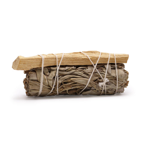 Baltasis šalavijas su Palo Santo lazdele, natūralus smilkalų ryšulys (~10–12 cm) ant balto fono, skirtas energetiniam valymui