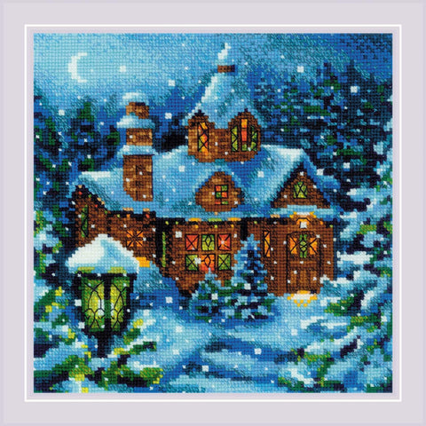 Kryželių rinkinys žiemos namelis, 30×30 cm, ryški mėlyna-ruda spalvų schema su šiltai šviečiančiais langais ir priekinio plano žibintu