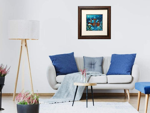 Įrėmintas paveikslas 40×40 cm su tamsiai ruda medine rėma, stovinčio svetainės interjero virš sofos mastelio pavyzdys