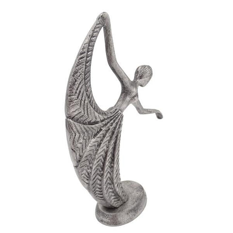 Skulptūra sidabro spalvos metalinė šokėjos siluetas, apie 28 cm aukščio, raižyti zigzago raštai matomi iš priekio ir šono