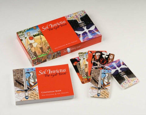 Tarot kortos Sol Invictus su raudona dėže, companion knyga ir keliomis išsibarsčiusiomis kortomis parodytas pilnas komplektas