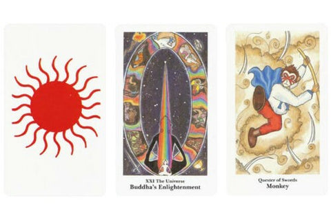 tarot kortos — trijų kortų išklotinė: ryški raudona Saulė, kosminė Visatos korta ir kardų valdovė