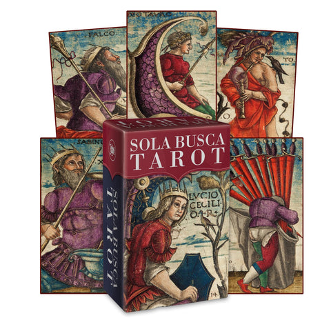 Sola Busca Tarot kortos su raudona dėžute ir keliosiomis istorinių, ranka tapytų iliustracijų kortomis, matomomis priekiniame plane