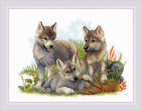 Siuvinėjimo rinkinys vilkų jaunikliai, pilki tonai, 30×40 cm, detalus kryželių motyvas su žolės ir uolų fonu, rėminis variantas