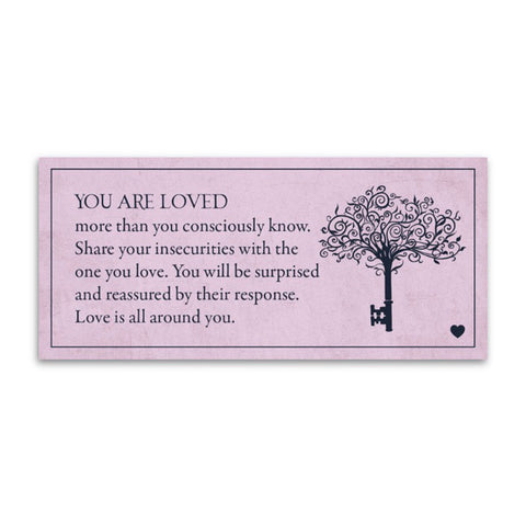 Motyvacinis plakatas rožinis su juodu raktu-medžio siluetu ir užrašu „You are loved“, skatinantis dalintis meile
