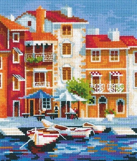 Siuvinėjimo rinkinys uostelio scena su oranžiniais namais ir dviem valtimis, 30×40 cm variantas