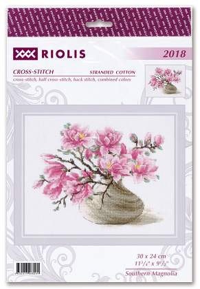 Kryželių siuvinėjimo rinkinys Riolis Southern Magnolia, 30×24 cm, rožinių magnolijų vaza pakuotės priekyje