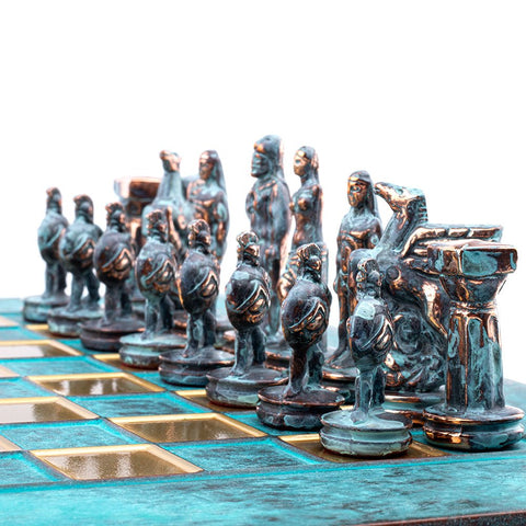 Šachmatai su turkiškos žalios patinos lenta ir bronzinėmis figūromis, žemas priekinis kampas, pėstininkų eilė