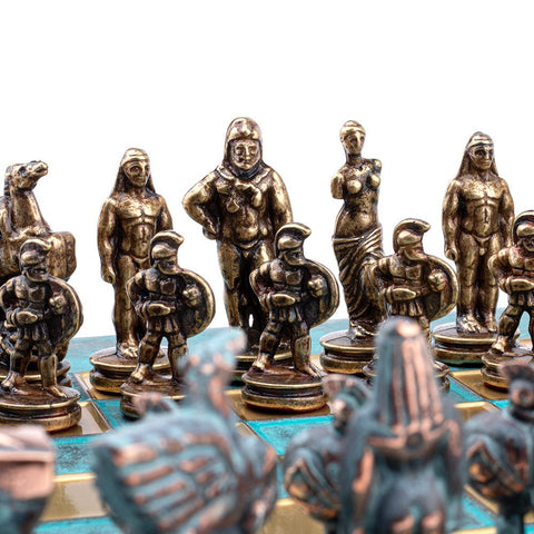 Šachmatų figūros bronzinės auksinės pusės arti — rankų darbo senovinių karių ir mitinių figūrų detalių fokusas