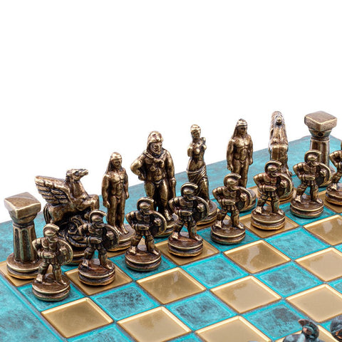 Šachmatų rinkinys su bronzinėmis figūrėlėmis ant turkio ir aukso lentos, arti matomos detalių ir stiliaus ypatybės