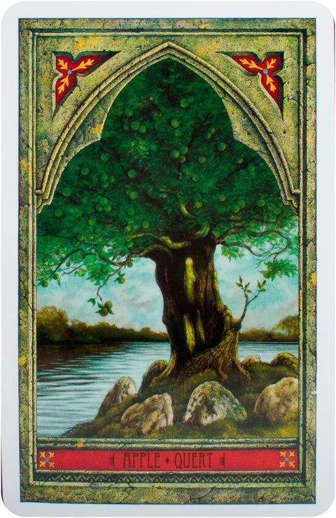 Tarot korta Apple Quert, priekis su žalia obele ant ežero fono ir dekoratyviu arkiniu rėmu