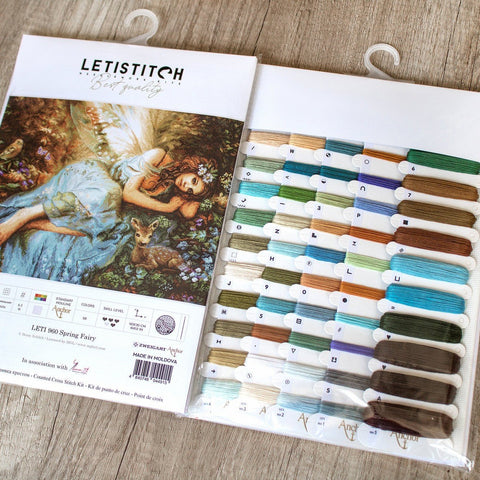 kryželių rinkinys LETISTITCH su pavasario fėjos paveikslu ir 58 spalvų siūlų kortelėmis, tvarkingai išrikiuotas komplektas