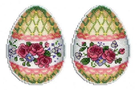 Siuvinėjimo rinkinys: du velykiniai kiaušiniai su rausvomis rožėmis, violetiniais žiedais ir žaliomis karoliukų detalėmis