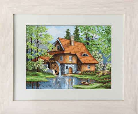 Kryželių rinkinys su rėmu: kaimo malūnas rudo stogo, žalių medžių ir vandens atspindžių, 40×30 cm