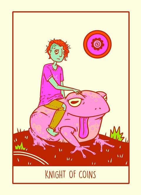 Tarot korta Knight of Coins, ryškiaspalvė iliustracija su rožiniu varliagyviu ir žaliu raiteliu, portreto orientacijos kolekcijos variantas