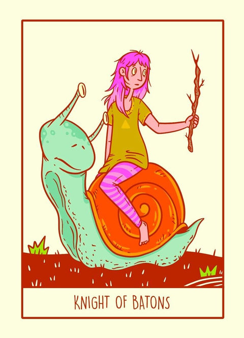 Tarot korta Batonų riteris – ryški iliustracija: mergina su rožiniais plaukais sėdi ant oranžinio sraigės kiauto, dekoratyvinė korta