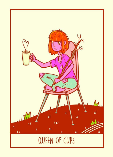 Taro korta Queen of Cups, stilizuota rožinių ir žalių tonų iliustracija su sėdinčia moterimi, puodeliu ir šaka, kortos priekinė pusė