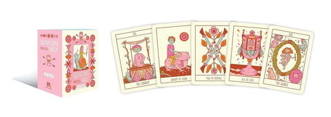 Tarot kortos Squid Cake Marseille rožinėje dėžutėje su penkiomis išskleistomis žaismingomis kortomis, matoma dėžutė šone