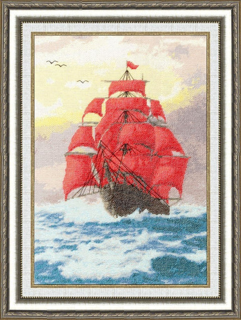 siuvinėtas paveikslas su didelėmis raudonomis burėmis, rėmuotas sidabro rėmu, 60×80 cm, jūros fone prie saulėlydžio