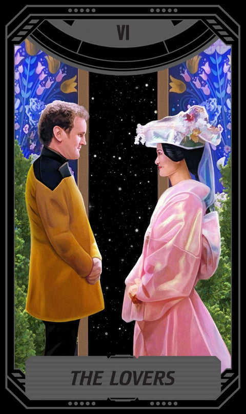 tarot korta The Lovers — priekinis dizainas su pora žvelgiančia vienas į kitą, žvaigždėtas fonas, rožinė kimono ir geltonas kostiumas
