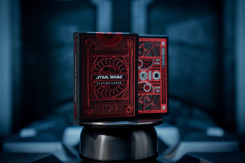 Star Wars žaidimų kortos su raudonai juodu reljefiniu dėklu, kuriame matomi priekinis ir galinis dizainai