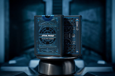 Star Wars žaidimų kortos mėlynos folijos ir juodo dėklo priekis ir šoninė perspektyva ant pakylos, kolekcinė versija