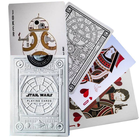 Star Wars žaidimų kortos su sidabriniu dėklu ir BB‑8 džokeriu, kortos išskleistos fanuotoje kompozicijoje