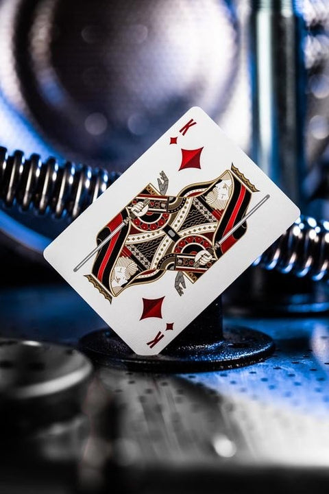 pokerio korta Karalius deimantų su juodai-raudonais ornamentais, diagonaliai uždėta ant metalinio garso įrangos stovelio, arti sufokusuota