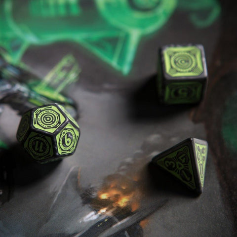 RPG kauliukai juodi su neoninėmis žaliais skaitmenimis — D20, D6 ir D4 kampinis artimas planas ant žaidimų kilimėlio