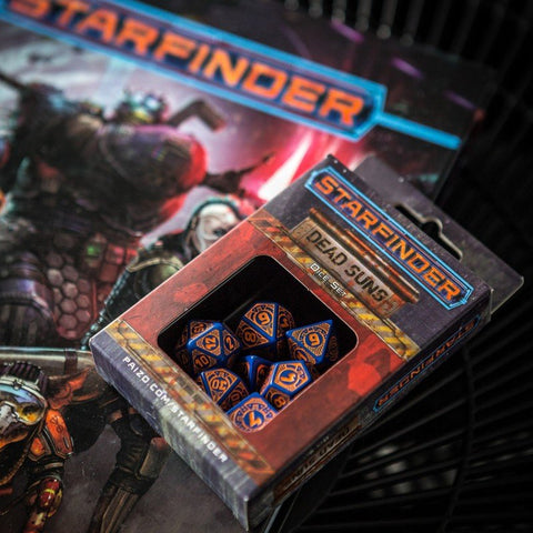 Starfinder kauliukai Dead Suns, mėlyni su oranžiniais skaičiais, 7 dalių komplektas pakuotėje, fotografuota iš arti ir kampu