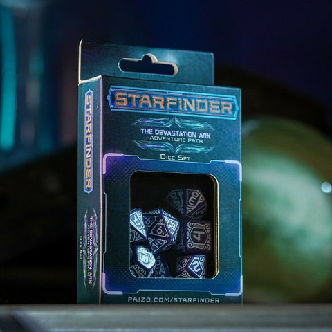 Starfinder kauliukų rinkinys tamsiai mėlyni–purpuriniai daugiasieniai kauliukai pakuotės priekyje su „The Devastation Ark“ ženklu