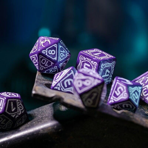 RPG kauliukai violetiniai su baltomis graviruotėmis, arti sufokusuotas kampinis 7 dalių rinkinys ant metalinio laikiklio