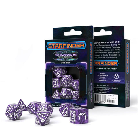 Starfinder kauliukai violetiniai marmuriniai 7 dalių RPG rinkinys su baltomis skaitmenimis, pakuotė stovi fone, kauliukai išdėstyti priekyje