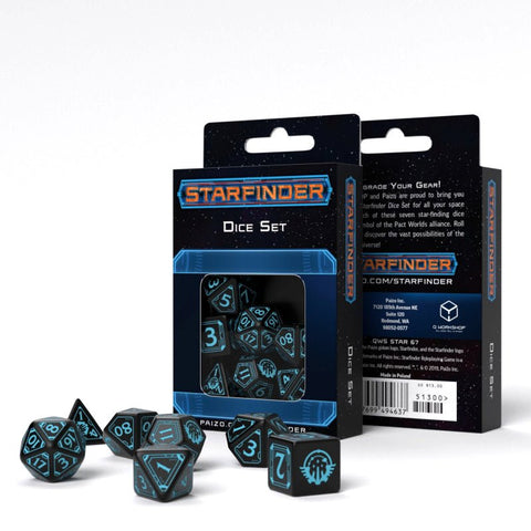 Starfinder kauliukų rinkinys juodi 7 dalių kauliukai su ryškiai ciano skaičiais, išrikiuoti prieš atvirą originalią pakuotę