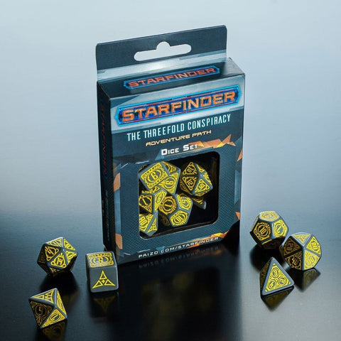 Starfinder kauliukų rinkinys juodi su geltonomis simbolinėmis ženklais, matomas dėžutėje ir priekyje išdėstytas