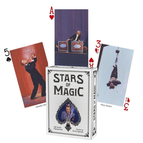 Stars of Magic kortų kaladė baltai–juodoje dėžutėje, rodanti tris iliustruotas klasikinio stiliaus magų portretų kortas kaip pavyzdį