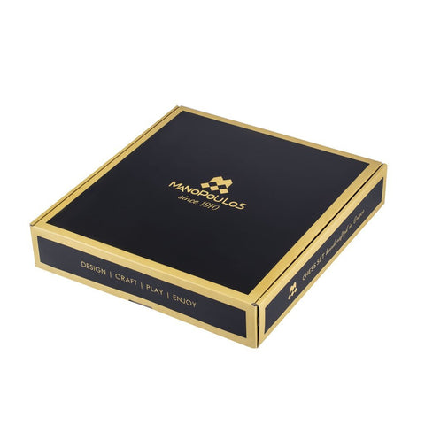 Šachmatų rinkinys Manopoulos juodoje su auksiniais kraštais dovanų dėžutėje, parodytas uždarytas kampu, pabrėžiant prabangų įpakavimą
