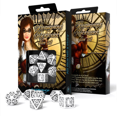 Kauliukai Steampunk Clockwork balti su juodais ornamentiniais skaitmenimis, komplekte matai kelių formų kauliukus ir dėžutės priekinį laikrodžio motyvo dizainą, skirtas RPG žaidimams