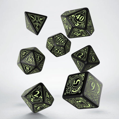 RPG kauliukų rinkinys juodas su šviesiai žaliais ornamentuotais skaitmenimis, septyni skirtingi metimo kampai