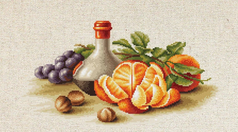 siuvinėjimo paveikslas su buteliu, vynuogėmis, atskleistomis mandarinų skiltelėmis ir lazdynų riešutais ant smėlio fono