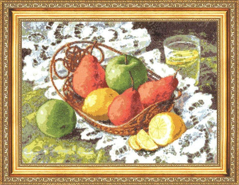 siuvinėtas kryželiu paveikslas: rėminta natiurmorto scena su raudonomis kriaušėmis, žaliais obuoliais ir citrina