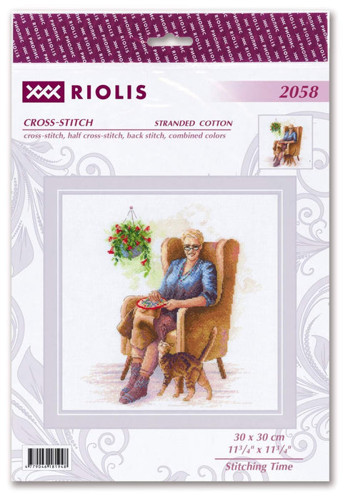 kryželių rinkinys Riolis 30×30 cm — sėdinčios moters portretas mėlyna palaidine, rudas fotelis ir katė, pakuotė priekinis vaizdas