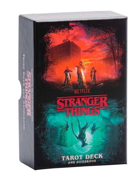 Stranger Things tarot kortų rinkinys su dėžute, raudonai ir žaliai tonuotu viršeliu bei motociklų scena